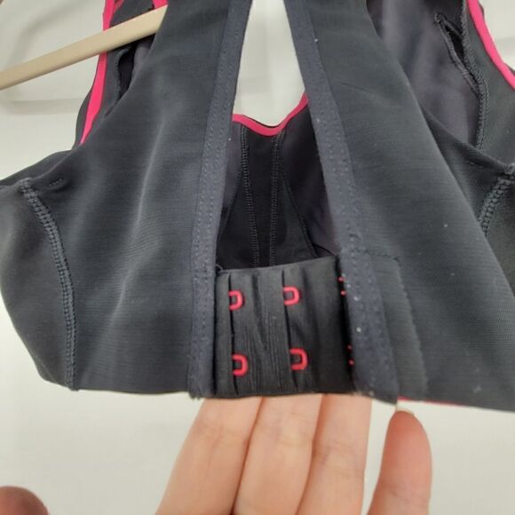 Under Armour sports bra pink  and black 32 C. ^ - Picture 3 of 4